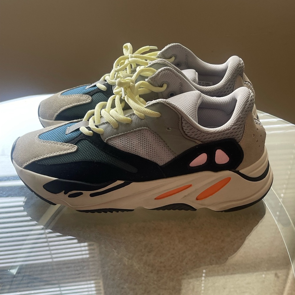 Yeezys Boost 700